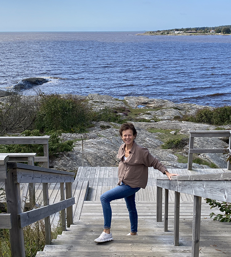 Loftadalen, stairs to the ocean.